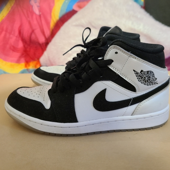 Air Jordans 1 Mid - Picture 5 of 12